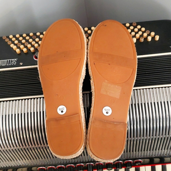 PRACTICALLY NEW CHARLOTTE RUSSE BLACK & IVORY FLATS ESPADRILLES W/RUBBER… - Picture 4 of 6